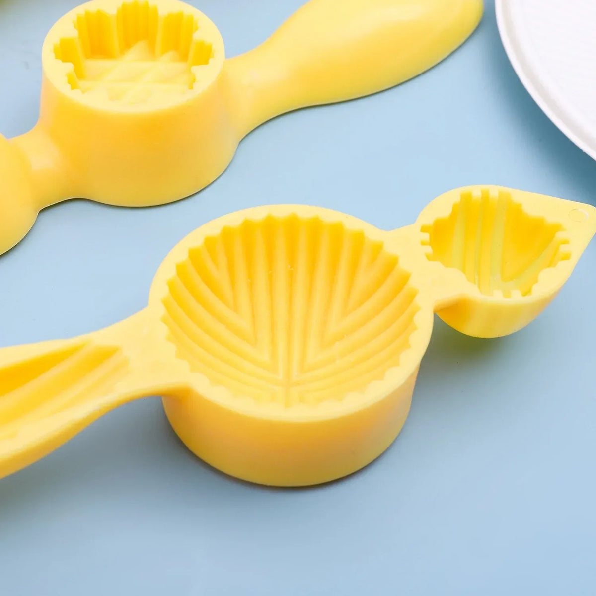 moule biscuits jaune divers motifs géométriques moderne poignée pâtisserie cuisson respectueux environnement