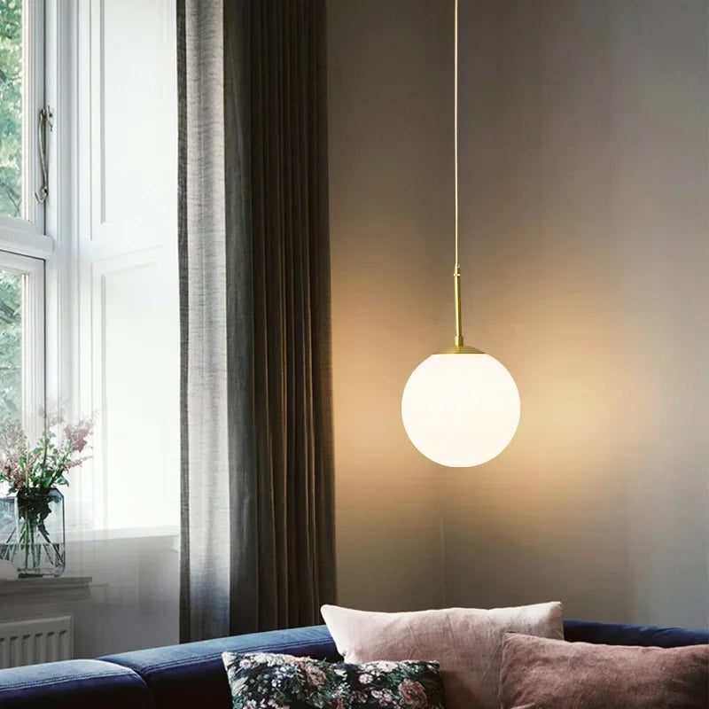 suspension lumineuse ornement sphérique blanc matière transparente moderne fixation câbles inclusion câble électrique