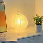 lampe table moderne blanc rayures horizontales pieds métalliques interrupteur bouton flux lumineux faible décoration