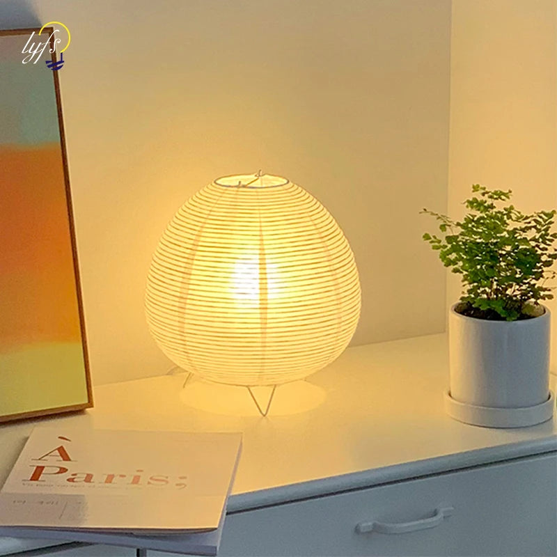 lampe table moderne blanc rayures horizontales pieds métalliques interrupteur bouton flux lumineux faible décoration