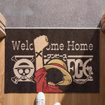 tapis d'entrée one piece noir blanc rouge personnages bienvenue chez toi logo/svg anime moderne