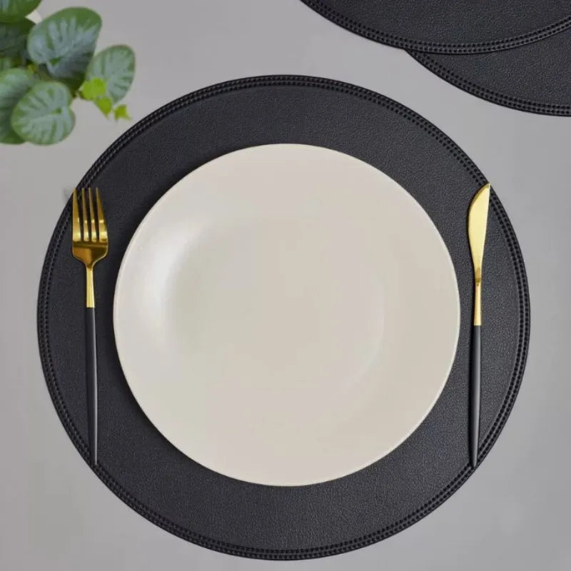 assiette ronde moderne simili cuir noir couverts dorés décoration table élégant 38cm
