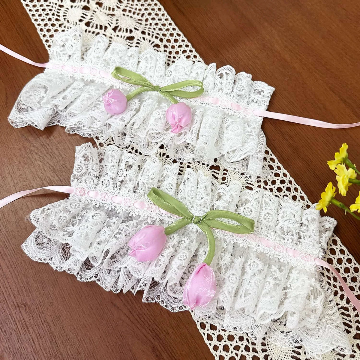 rideau romantique blanc dentelle fleurs jaunes roses ruban transparence décoration chambre salon mariage erotique