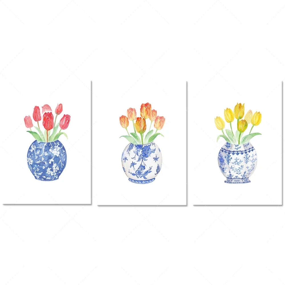 Vases de porcelaine bleue et blanche avec des bouquets de tulipes roses, orange et jaunes.
