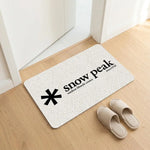 tapis sol noir logo snow peak minimaliste antidérapant bain moderne camping usage