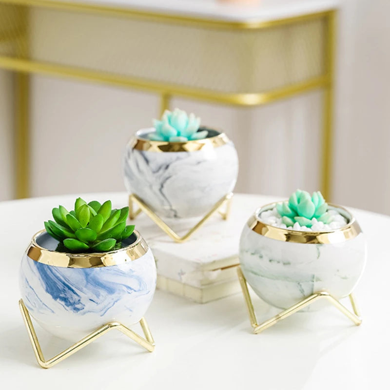 Cache-pot doré sur bureau en bois avec cactus