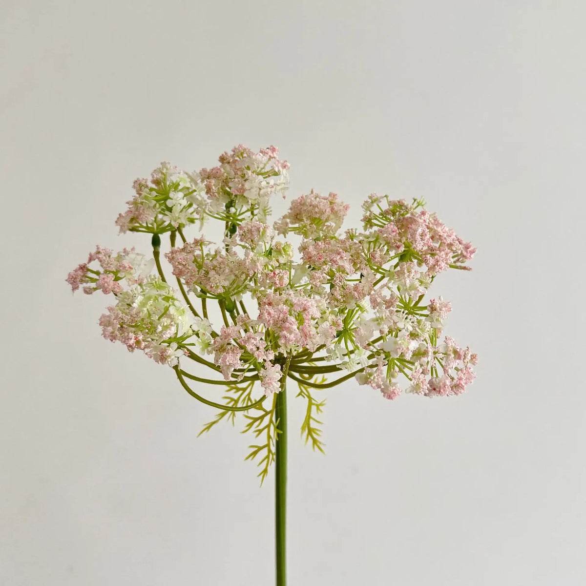 décoration intérieure bouquet fleurs artificielles blanc vert rose bleu moderne minimaliste