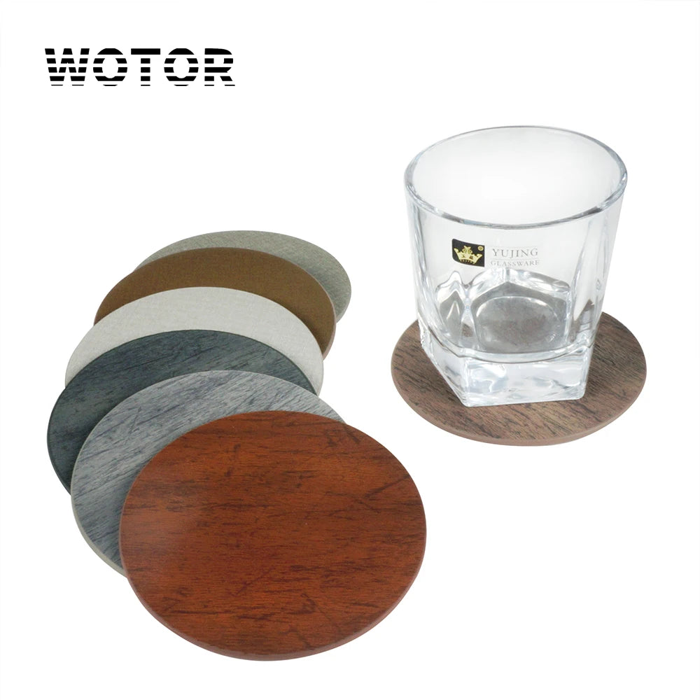 Un ensemble de sous-verres en bois et en verre pour boissons.