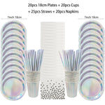 assiettes holographiques argentées gobelets pailles serviettes guirlande festif moderne événement anniversaire mariage