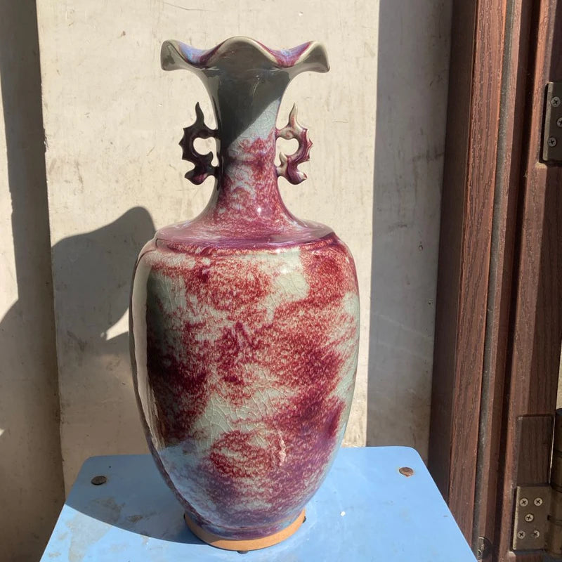 Vase artistique aux couleurs de pourpre et de vert, avec des motifs décoratifs complexes et une forme distinctive.