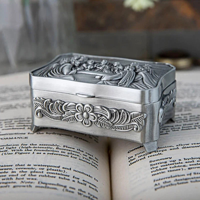 boîte bijoux argentée relief religieux artisanal poignée métallique intérieur noir femmes