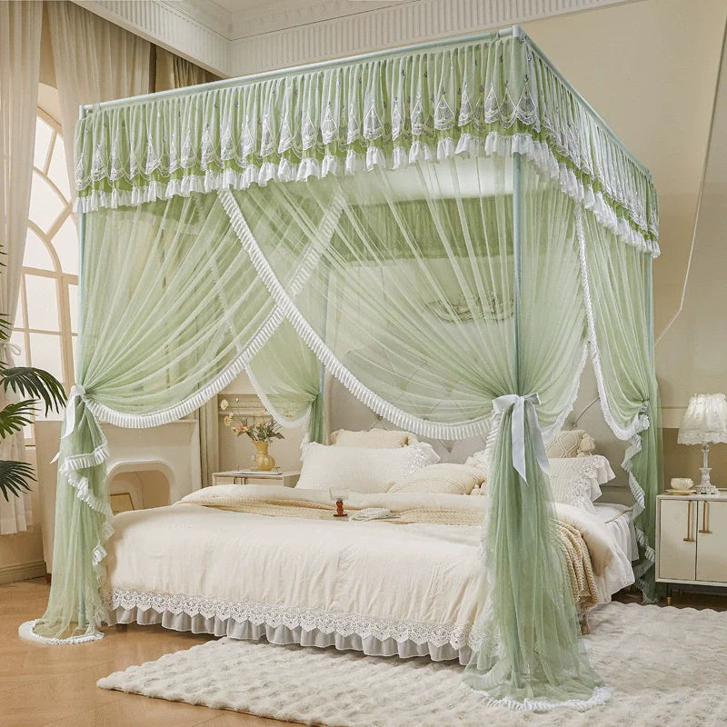 Chambre à coucher confortable et élégante avec un grand lit à baldaquin orné de rideaux légers et de dentelle, entourée de mobilier et de décorations en tons pastel, créant une atmosphère apaisante et romantique.