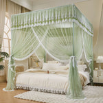 Chambre à coucher confortable et élégante avec un grand lit à baldaquin orné de rideaux légers et de dentelle, entourée de mobilier et de décorations en tons pastel, créant une atmosphère apaisante et romantique.