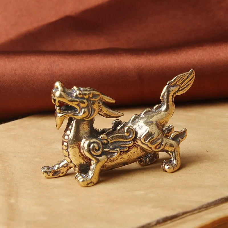 statuette dragon dorée sculptée détaillée traditionnelle décoration intérieure ornement porte bonheur