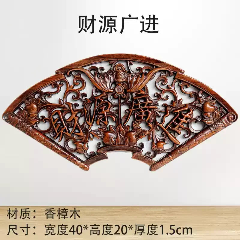 éventail sculpté bois fleurs oiseaux symboles chinois artisanal traditionnel rubans rouges suspension decoration mur