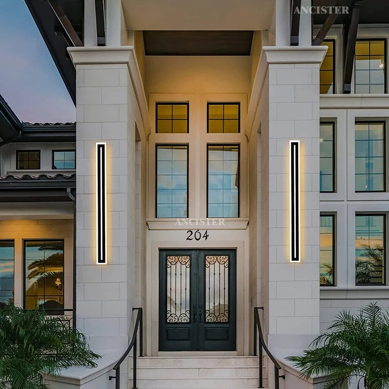 Applique murale LED étanche IP65 installée sur un mur de porche