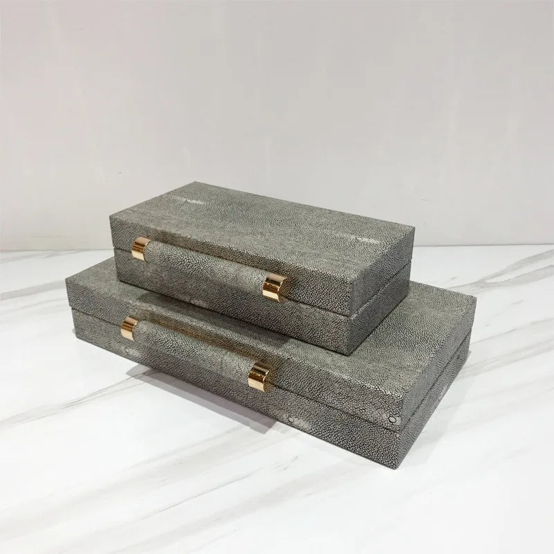 boîtes bijoux bois cuir gris métallisé texture grainée moderne élégantes poignées dorées rangement préservation