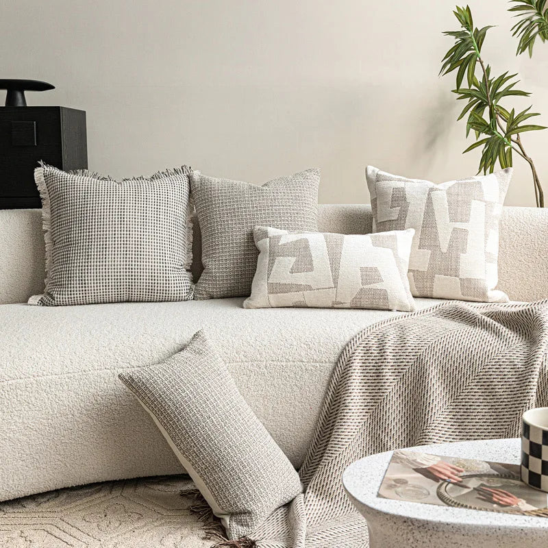 coussins décoratifs modernes motif géométrique beige gris noir rouge polyester