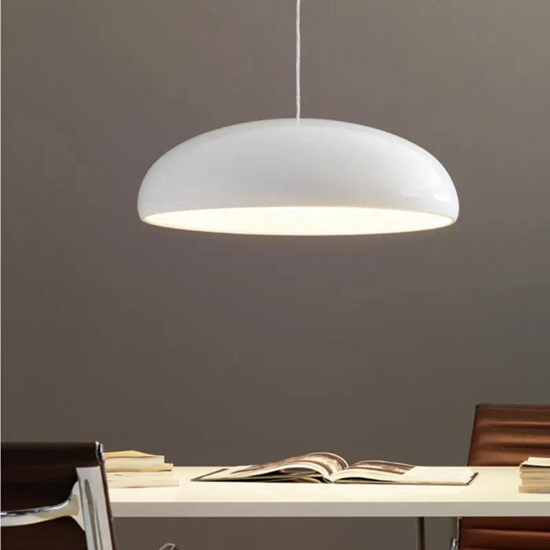 Lampe suspendue noire style nordique dans un salon moderne