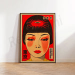 L'image montre le portrait stylisé d'une femme avec un maquillage dramatique et des expressions faciales prononcées, dans un style d'affiche japonaise vintage.