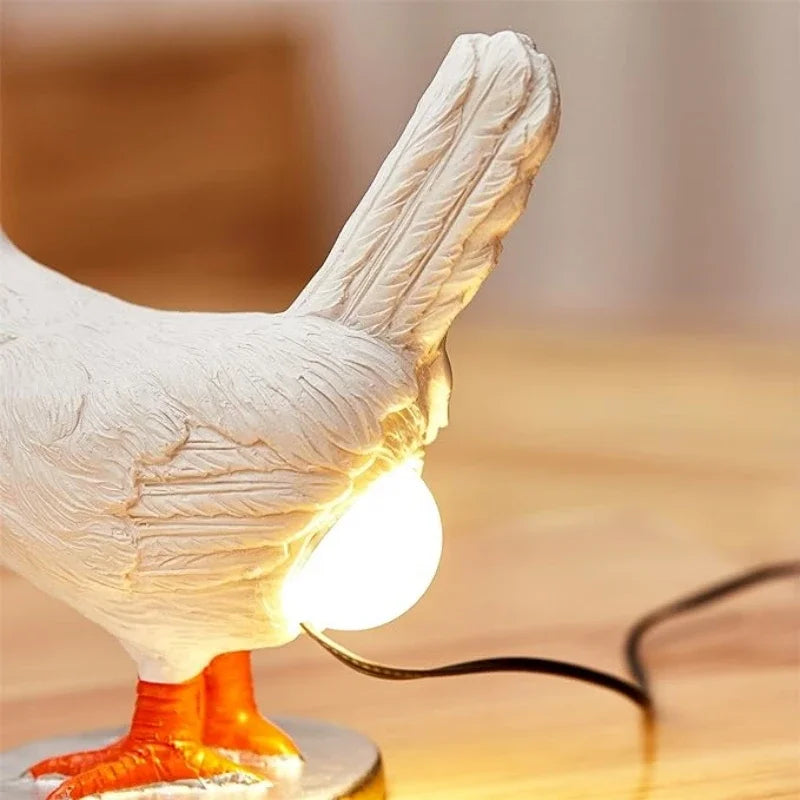 lampe décorative moderne poule blanc rouge détails sculptés chambre coucher