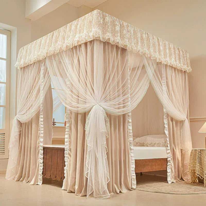 Un lit à baldaquin aux rideaux crème délicatement drapés et ornés de dentelle, créant une ambiance chaleureuse et cosy dans cette chambre élégante.