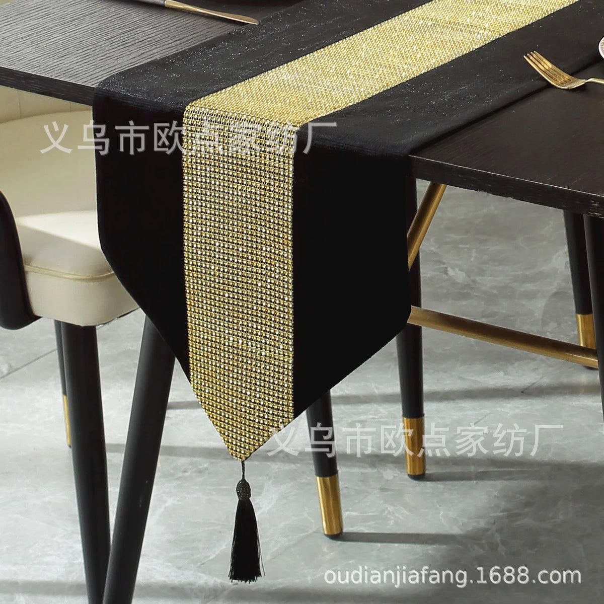 nappe décorative moderne tissu uni strass central franges couleur noir rouge or élégante table