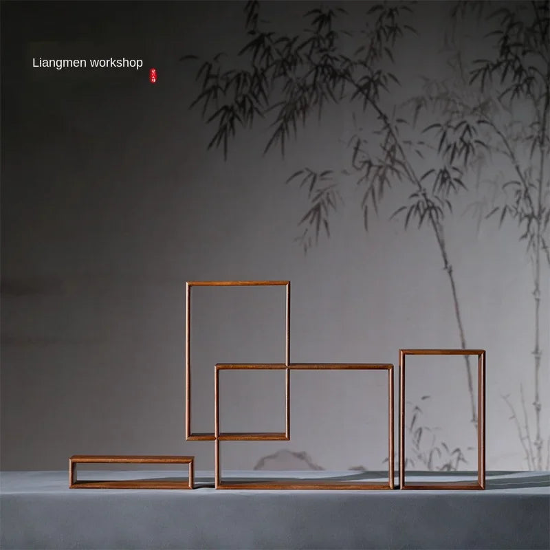 étagères modulaires bois marron clair minimaliste vases pots décoratifs plantes statuettesintérieur