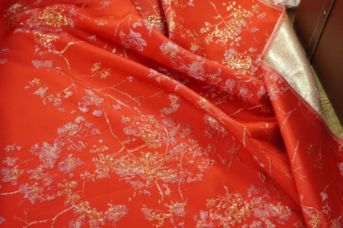 tissu brocart rose or motifs floraux semi transparent résistant élégant robe sac main