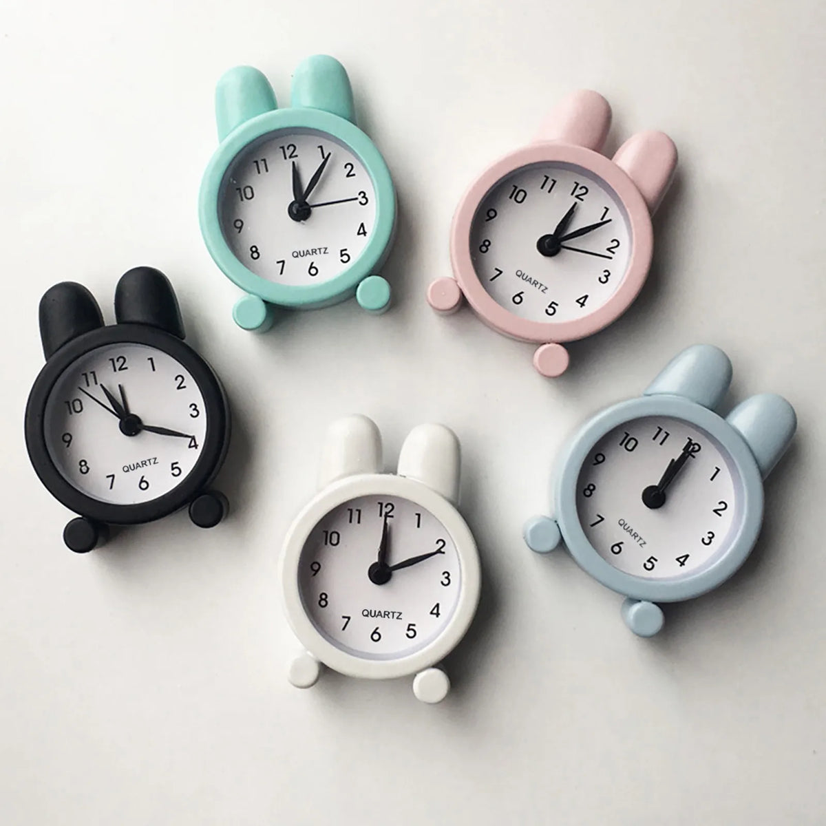horloge moderne petite bleu pastel noir rose blanc enfantin aiguille timer rond oreilles lapin