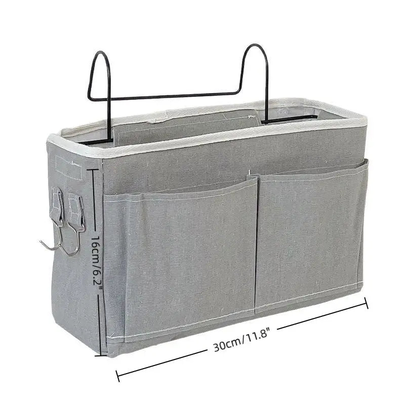 organisateur suspendu lit tissu texturé gris clair poches différentes tailles minimaliste fonctionnel