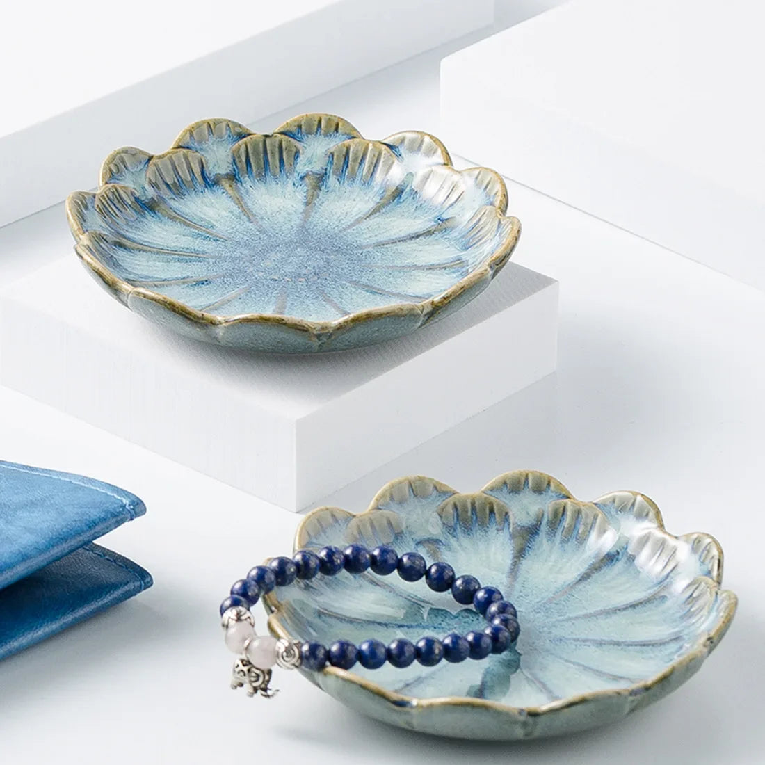assiettes bijoux rose clair blanc bleu clair texture marbrée moderne élégant opacité