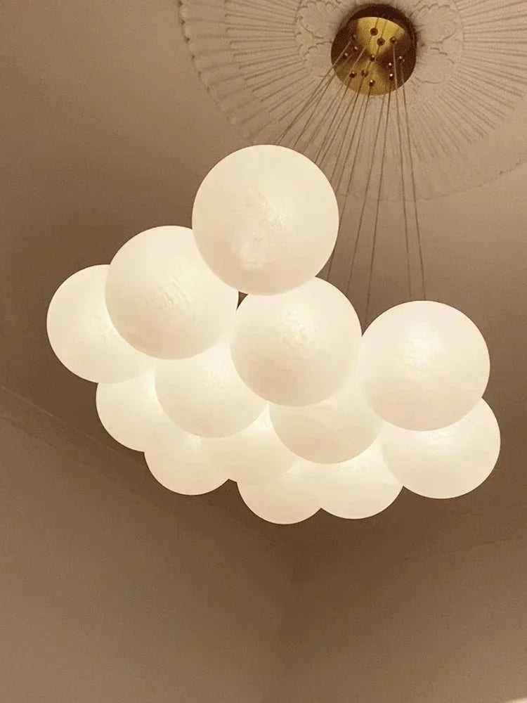 Suspension lumineuse moderne cristal blanc légèrement translucide chaînes métalliques