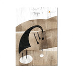 Une figure sombre et mystérieuse se dévoile sur un fond texturé, évoquant un paysage énigmatique.