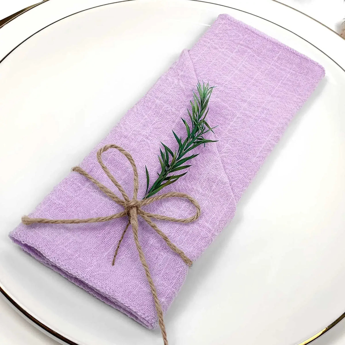 serviette lin bleu clair classique anneau métallique ruban coton fleur herbe séchée table mariage