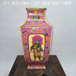 Cette élégante urne asiatique aux motifs floraux colorés et au personnage stylisé en son centre fait preuve d'une belle ornementation traditionnelle.