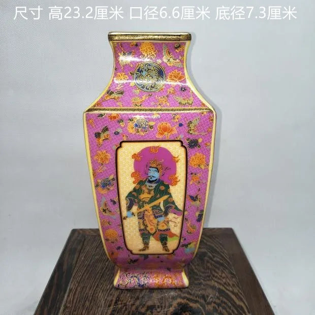 Cette élégante urne asiatique aux motifs floraux colorés et au personnage stylisé en son centre fait preuve d'une belle ornementation traditionnelle.