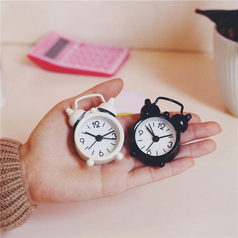 horloge réveil classique aiguille multifonction alarme table couleur variée poignées métalliques chiffres noirs simple