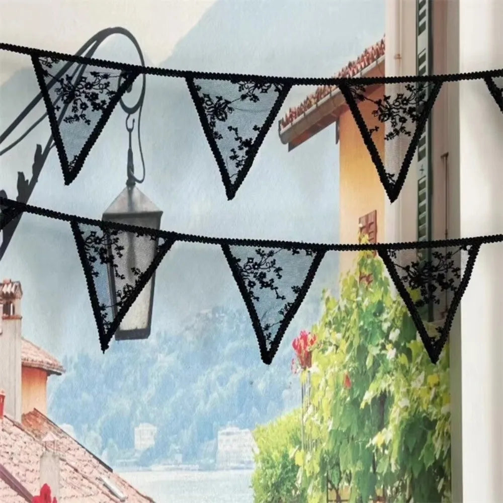 guirlande décorative bohème triangles dentelle florale blanc cassé noir anniversaire suspension chambre festive