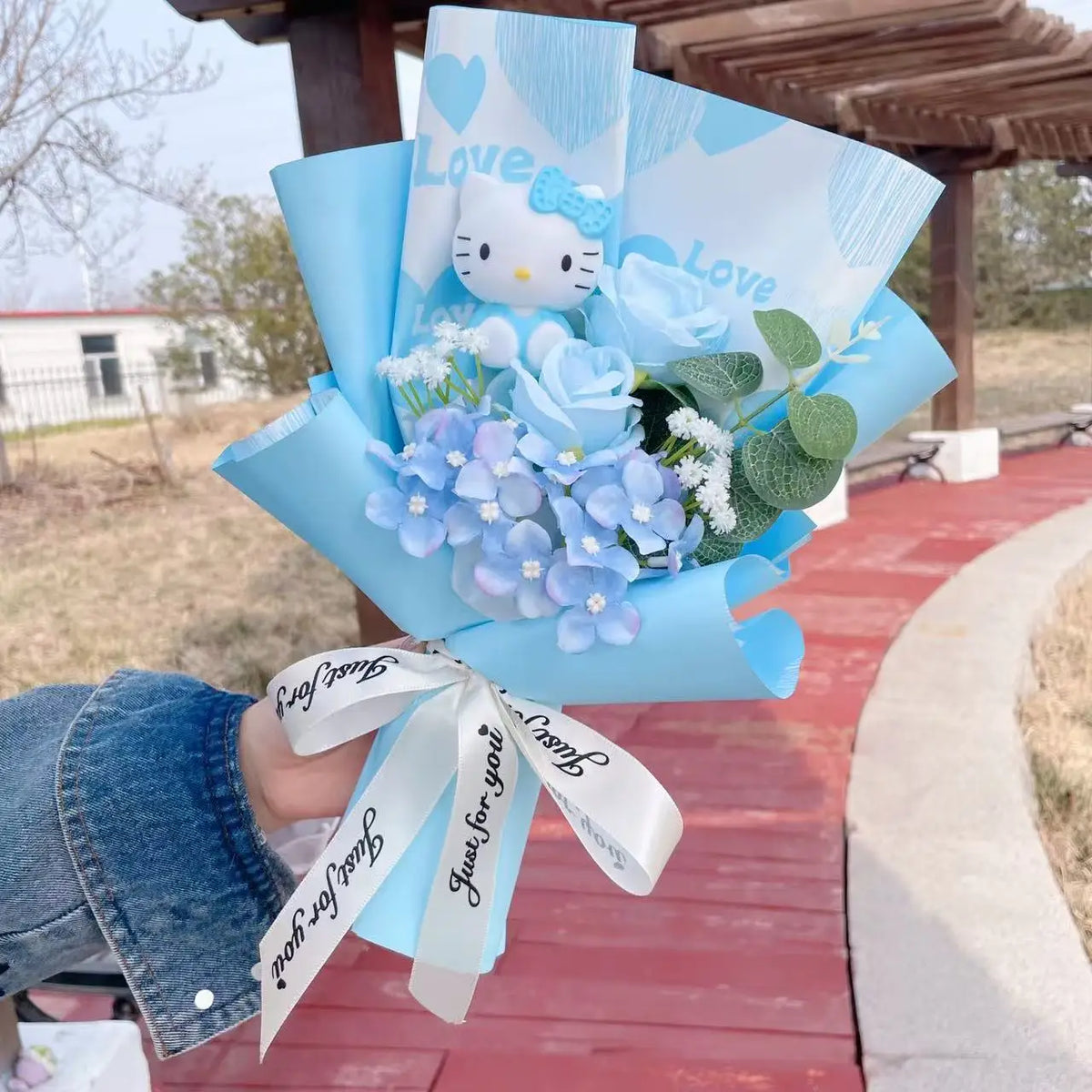 bouquet fleurs artificielles rose blanches hello kitty coeurs romantique décoration intérieur anniversaire mariage