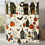 Couverture en coton décorée de maisons hantées, de citrouilles, de fantômes et d'autres éléments d'Halloween dans un style dessin animé coloré.