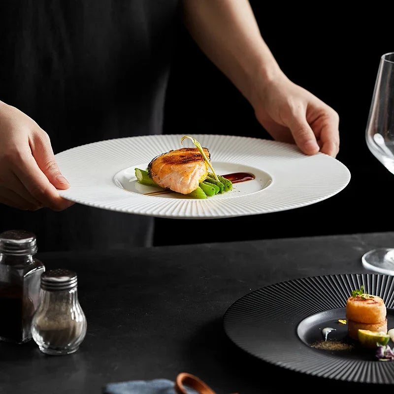 assiettes rondes rayures verticales moderne noir blanc céramique