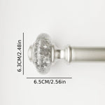 rideaux argentés finials cristallisés tringle brillante plis décoratifs classiques supports muraux