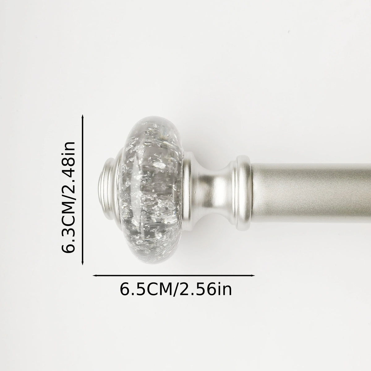 rideaux argentés finials cristallisés tringle brillante plis décoratifs classiques supports muraux
