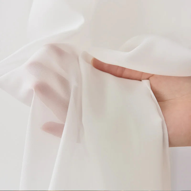 Image d'élégants rideaux blanc, mettant en valeur leur texture riche et soyeuse. Ces rideaux en textile de haute qualité apportent une touche de douceur et de glamour à tout intérieur. Idéals pour une décoration raffinée et chaleureuse.