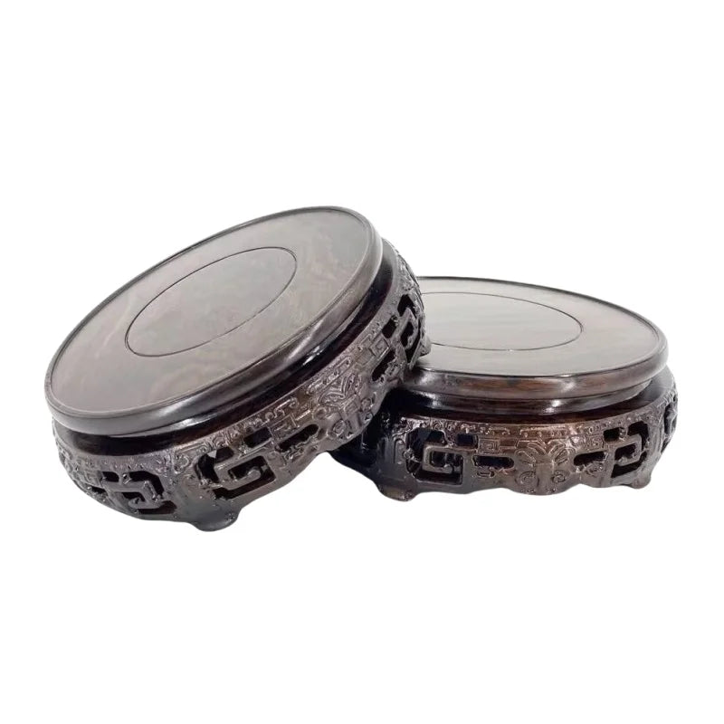 support circulaire bois sculpté artisanal traditionnel marron foncé détails complexes vase plantes décoration maison