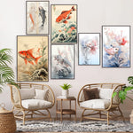 Sélection de peintures et d'illustrations de poissons rouges dans un style japonais, créant une ambiance apaisante et naturelle dans cette salle de séjour.