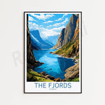 Une peinture magnifique représentant un paysage idyllique des fjords de Norvège, avec des montagnes vertigineuses, une eau turquoise et des nuages blancs dans un ciel bleu.