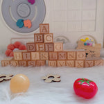 blocs construction bois lettres fleurs tasse chat pompons décor maison mariage