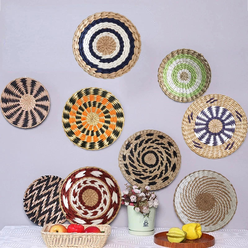 décoration murale tressée wicker bohème ethnique motifs rayés spirales petite taille suspension panier naturel